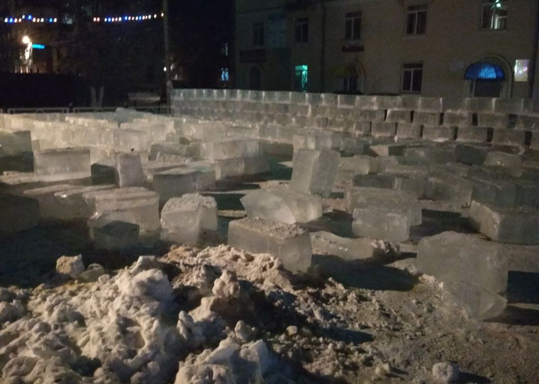 Глыбы льда обрушились на детей. Кирпич из льда. Ледяной городок в Сатке. Челябинские глыбы.