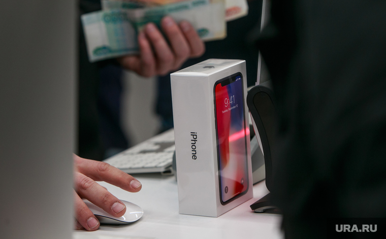 Старт продаж Apple IPhoneX в re:Store на Тверской, 27. Москва , iphone 10, считает деньги, купюры, продажа, покупка