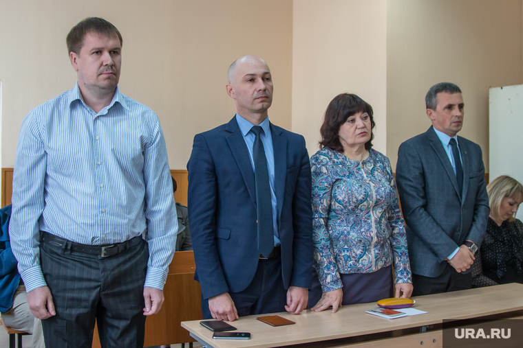 Алексей Богомолов (слева) и чиновники, которых обвиняют в получении взяток