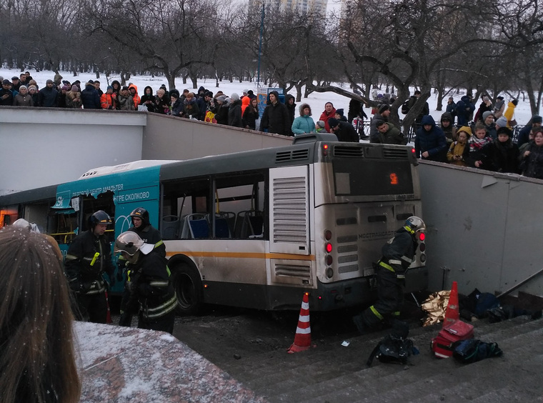 Автобус на скорости влетел в подземный переход метро
