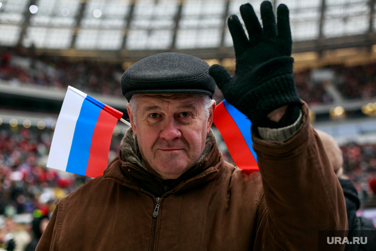 День народного единства. Москва, пенсионер, приветствие, жест рукой, триколор, российские флаги
