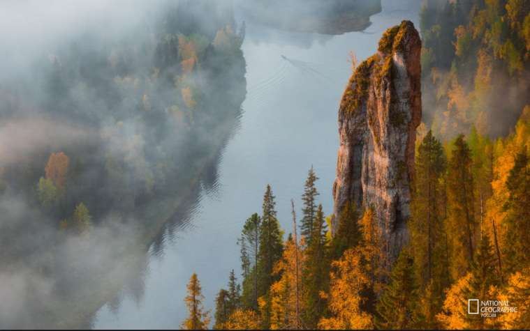 Природный парк Усьвинские столбы осенью 2016 года. Огромный каменный массив достигает высоты 120 метров