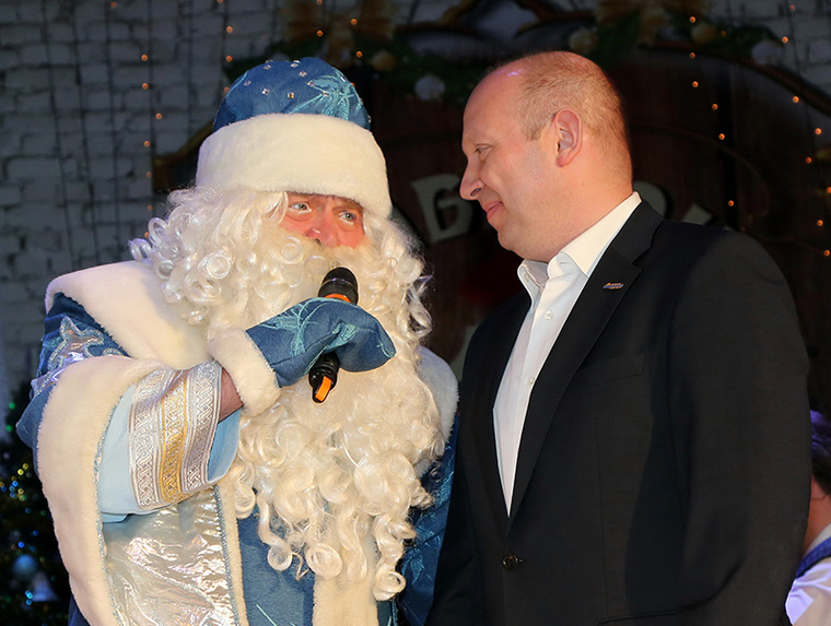 Дед Мороз и гендиректор поздравили коллектив с Новым годом