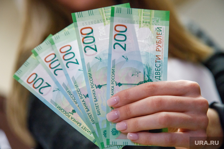 Презентация новых денежных банкнот номиналом 200 и 2000 рублей. Екатеринбург, пачка денег, новые деньги, банкноты, 200 рублей, рубли