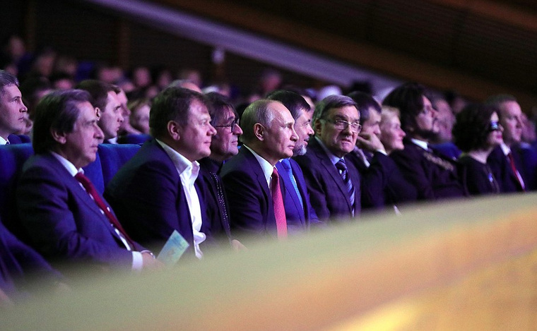 Путин сидел в первом ряду