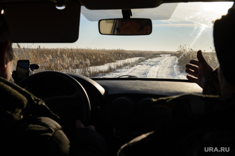 Егерь охотничьего хозяйства "Коклан" Ихтиандр Шарипов и дорога через камыши. Челябинская область, зима, зимняя дорога, охотничье хозяйство коклан