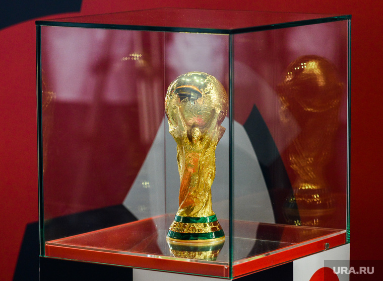 Презентация Кубка Чемпионата мира по футболу FIFA в цехе "Высота 239" белым металлургам на Челябинском трубопрокатном заводе. Челябинск, футбол, чм-2018, кубок FIFA