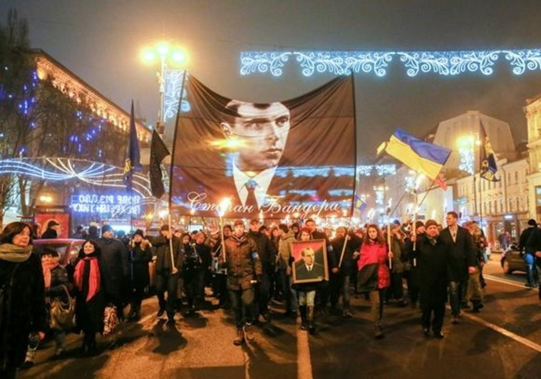 Почитатели идеолога украинского национализма прошли по Киеву с портретами Бандеры и красно-черными флагами