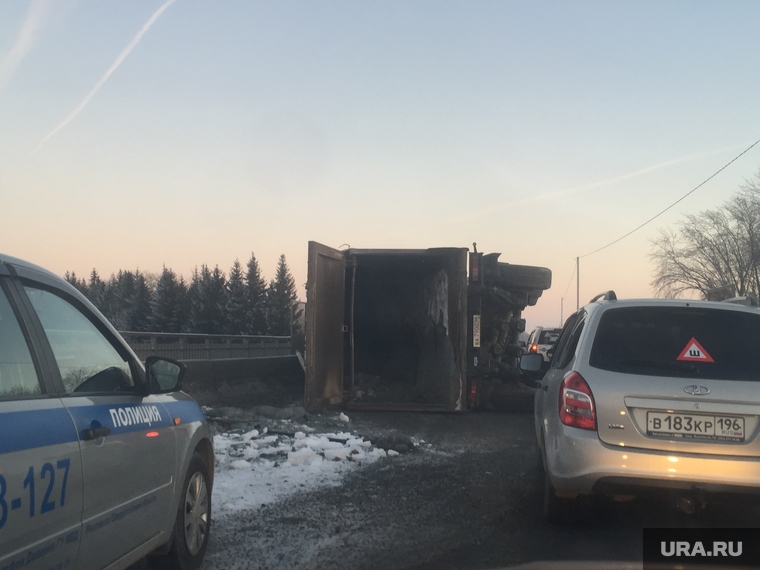 Пробка на путепроводе. Перевернулась фура. Богданович