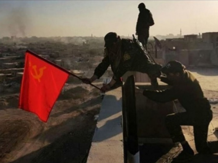 Бойцы «Международного союза свободы» воссоздали знаменитую фотографию Халдея «Поднятие флага над Рейхстагом»