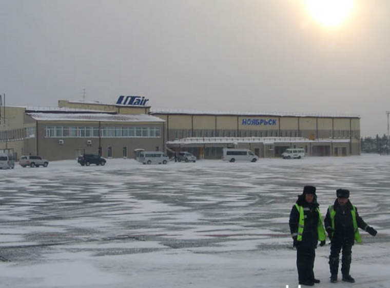 Два самолета один за другим застряли в Ноябрьске из-за замерзших стоек шасси