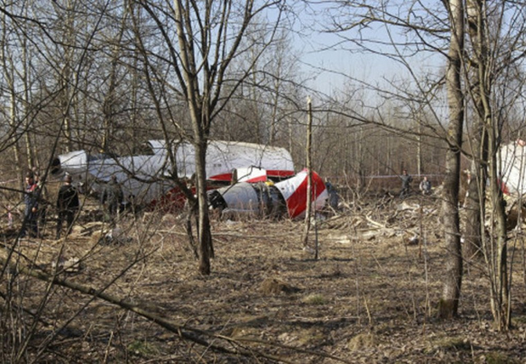 В результате крушения самолета под Смоленском погибли 96 человек