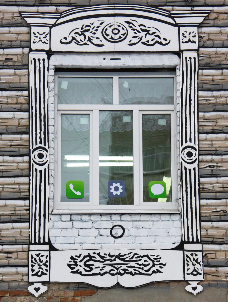Художник превратил окна старинного дома в современные гаджеты