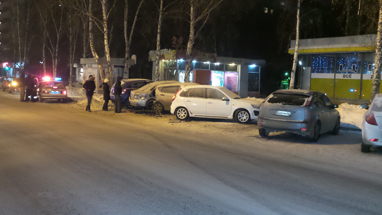 «Жертвами» пикапа стали автомашины, оставленные владельцами в парковочном кармане на Кубышева, 90