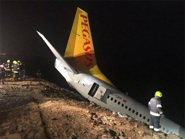 Травмы получили 11 пассажиров воздушного судна