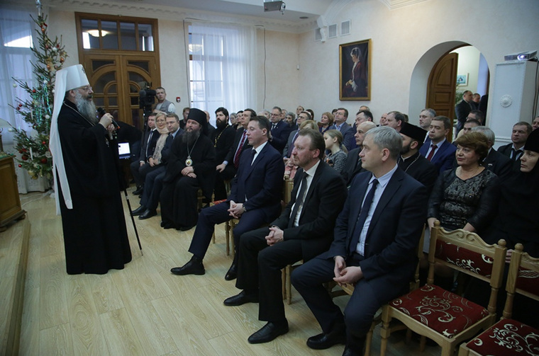 Полпред Холманских (в центре) ни разу за три года не появлялся в митрополии. И вдруг приехал