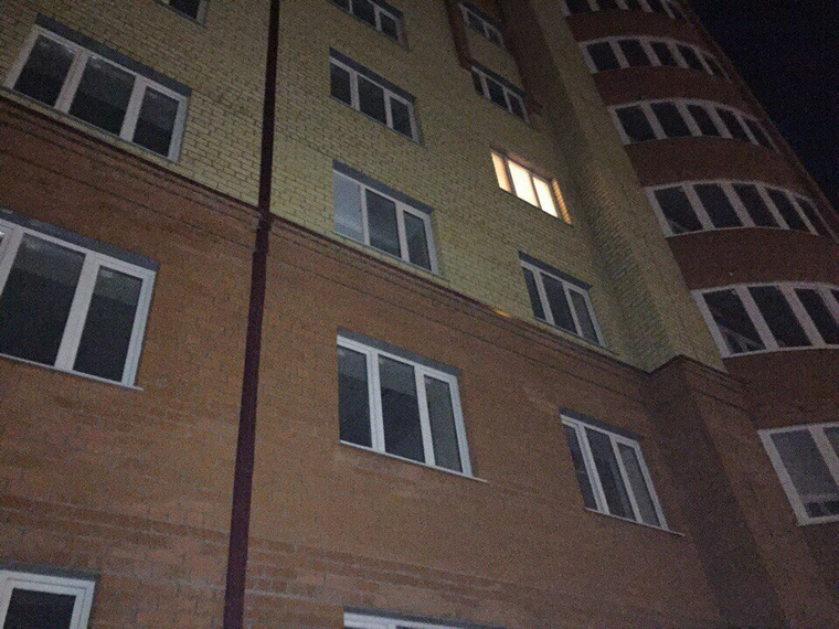 Мужчина выпал из окна третьего этажа