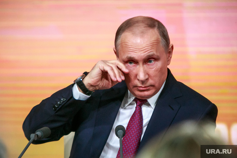 Ежегодная итоговая пресс-конференция президента РФ Владимира Путина. Москва, портрет, жест, слеза, путин владимир, трет глаз