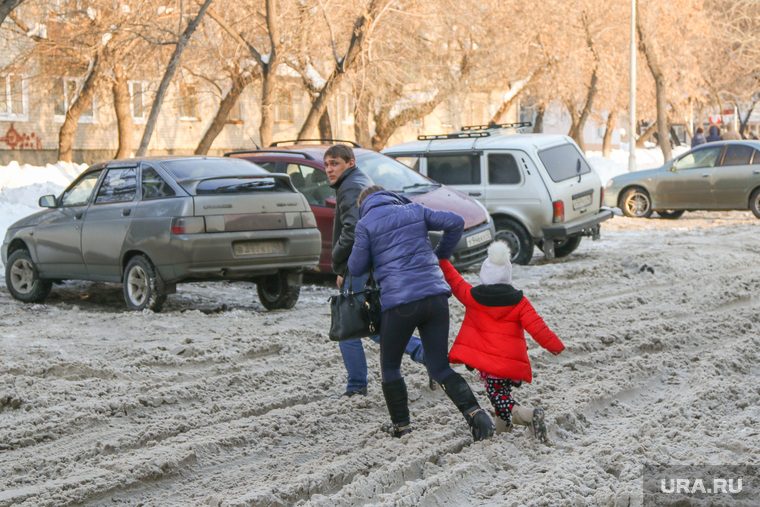 Снег и грязь на дорогах  и во дворах города
Курган, пешеходы, снег на дороге, колея