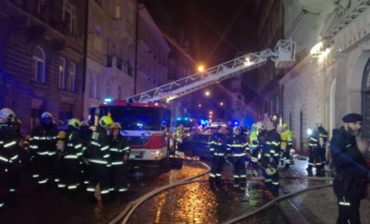 Во время эвакуации горящей гостиницы пострадали двое пожарных