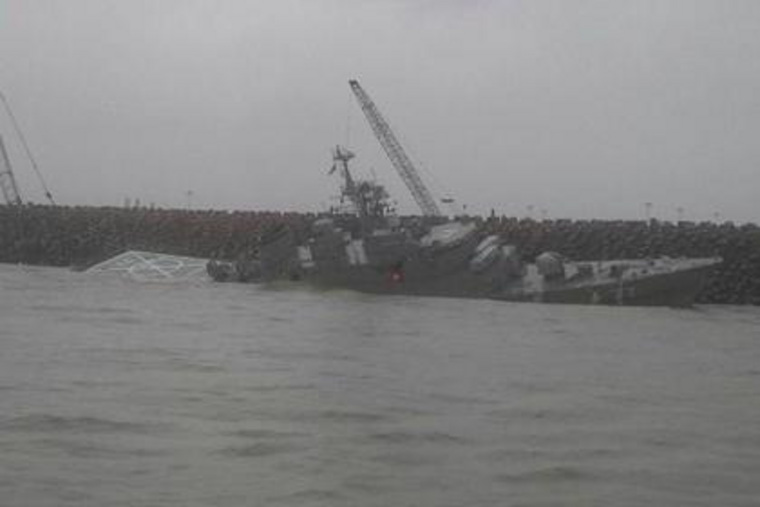 Но власти страны утверждают, что судно получило лишь незначительные повреждения