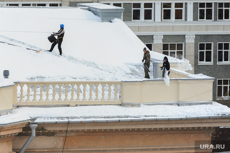 Чистка снега с крыши Челябинской областной универсальной научной библиотеки. Челябинск, крыша, снег, сугробы, зима, люди, уборка
