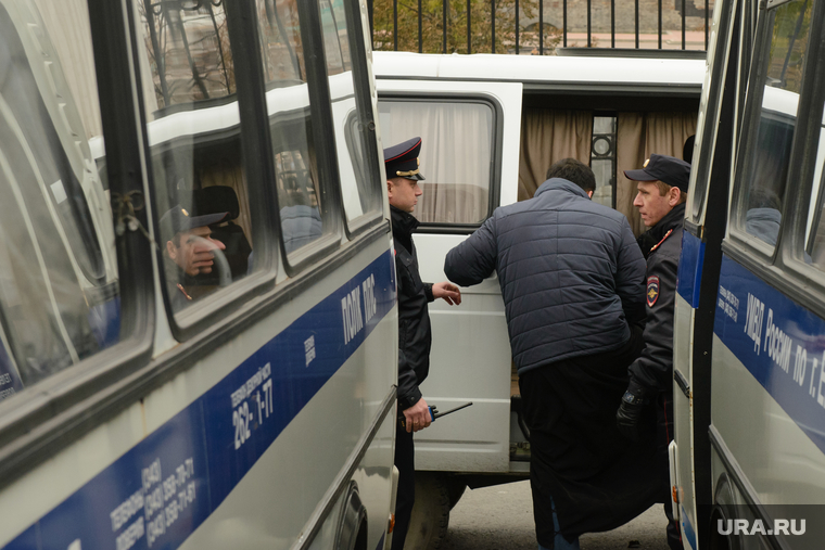 Разгон несанкционированной акции протеста оппозиции на Площади Труда. Екатеринбург, автозак, полиция, правоохранительные органы, кашигин александр, задержание