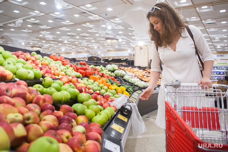 Корзинка для пикника. Екатеринбург, продуктовый магазин, покупки, фрукты, яблоки, прилавок, шерстнева анна
