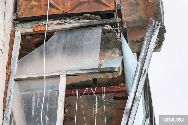 Разрушающиеся балконы. Курган, разбитое стекло, аварийная ситуация, балконная рама