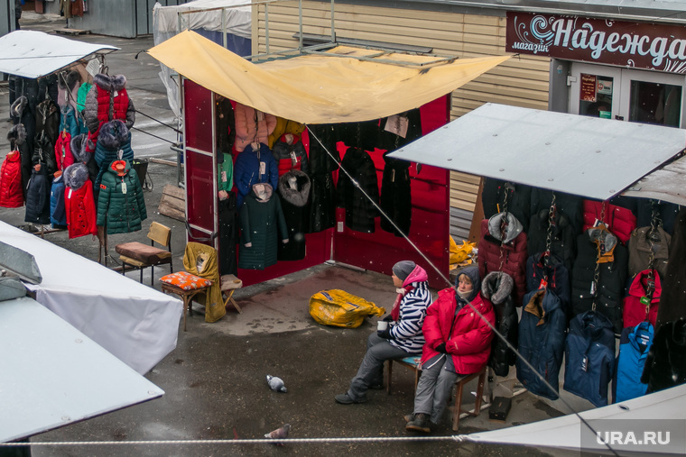Центральный городской рынок. Курган, центральный рынок, торговые ряды, скучающие продавцы