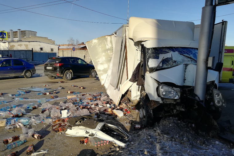 Один из грузовиков перевозил напитки в пластиковой таре