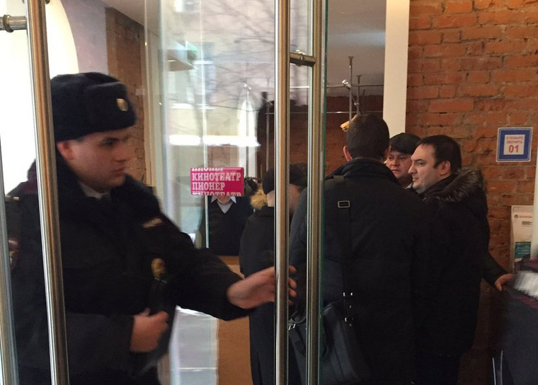 Полицейские сказали, что пришли посмотреть фильм