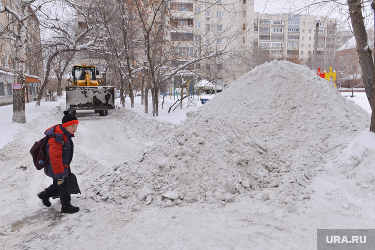 Выезд по уборке снега. Челябинск., горка, школьник, мальчик, куча