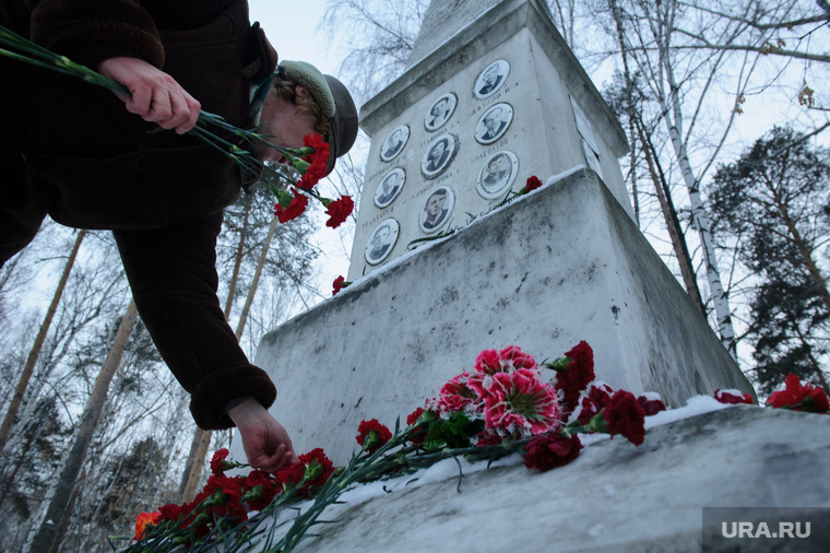 Возложение цветов на могиле "дятловцев" по случаю 58-ой годовщины гибели группы. Екатеринбург, возложение цветов, дятловцы, мемориал группы дятлова, группа дятлова