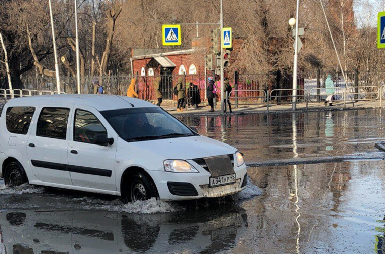 Владельцы автомобилей вынуждены ехать по воде