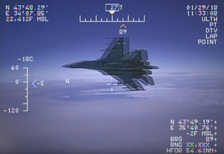 Российский Су-27 прошел рядом с американским ЕР-3, продемонстрировав вооружение