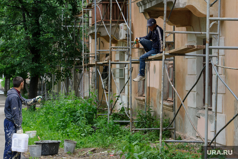 Надписи на криминальную тему на стенах и другие снимки Екатеринбурга, строительные леса, ремонт дома, капремонт, рабочие
