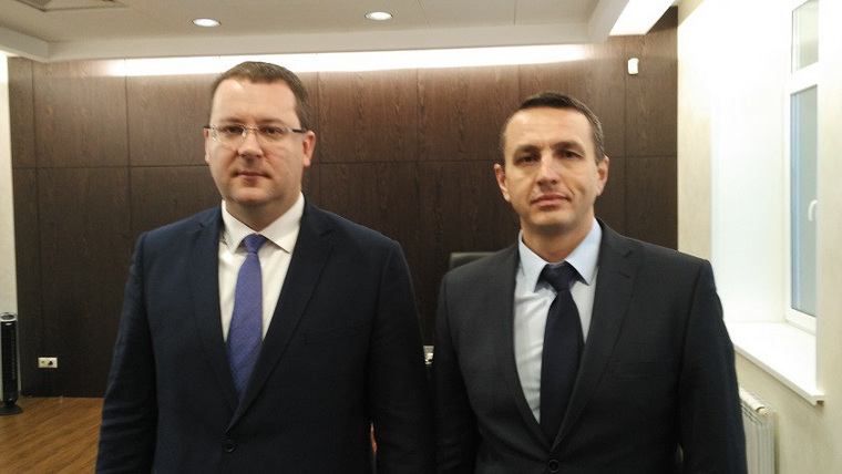 Алексей Кожемяко (слева) назначил и. о. директора ЕМУП «Водоканал» Евгения Буженинова (справа)