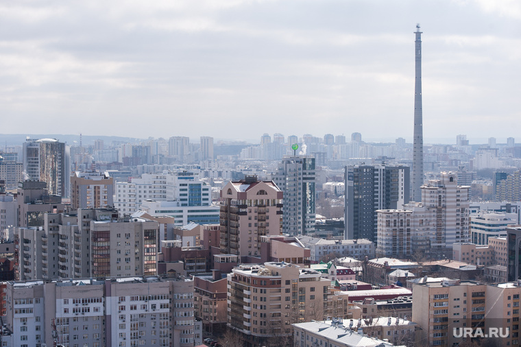 Екатеринбург со смотровой площадки БЦ "Антей", телебашня, жилой район, жилые дома, недостроенная телевышка