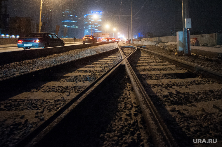 Движение по Макаровскому мосту. Екатеринбург, макаровский мост, ночь, трамвайные пути, автомобили, ночное время, вечер