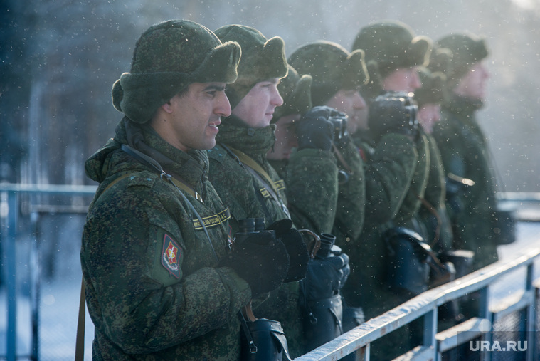 Свердловский полигон., боец, бинокль, отряд