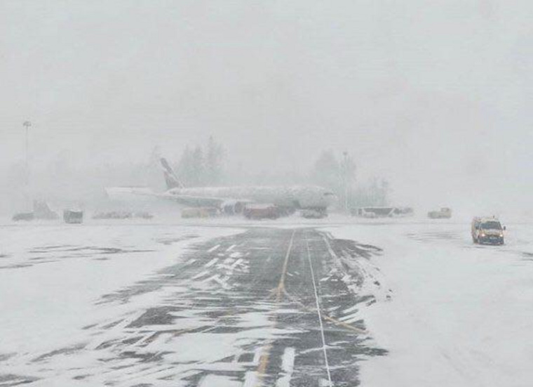 Из-за сильного снегопада в Москве по всей России задерживаются и отменяются десятки рейсов