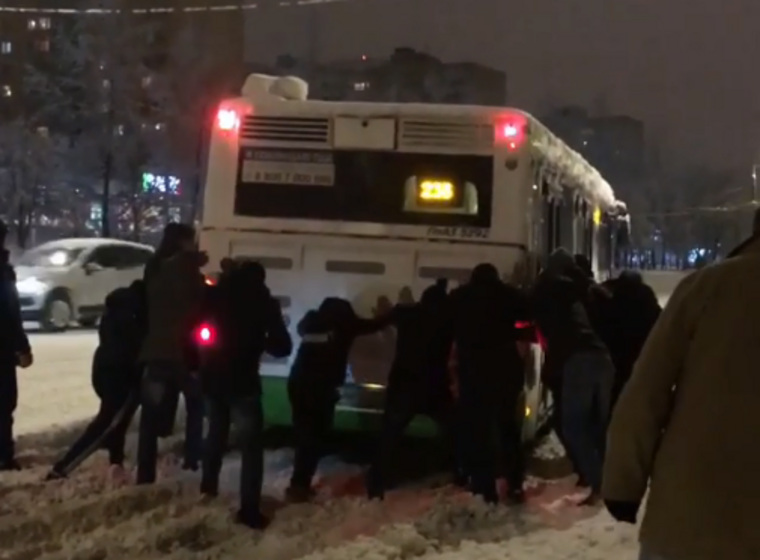 Колеса автобуса буксовали из-за наледи, образовавшейся под снежной «кашей»