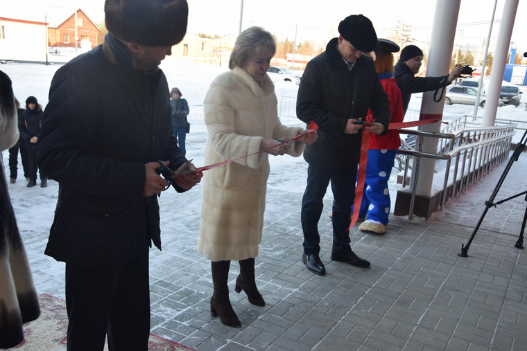 Глава района Анна Куташова перерезает красную ленточку нового спорткомплекса