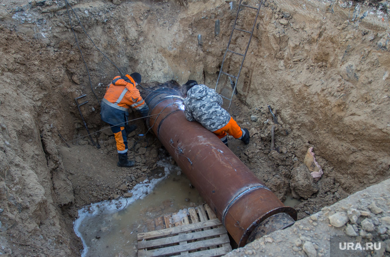 Устранение последствий коммунальной аварии. Курган, водопровод, замена труб, сварочные работы, комунальная авария, ремонтные работы, водоканал