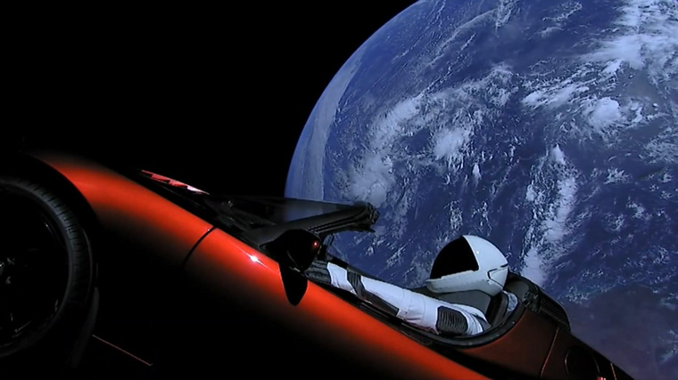Электроавтомобиль на фоне Земли в космосе