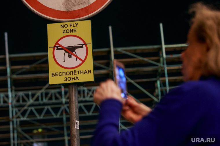 Знак "Бесполетная зона" на Красной площади. Москва, снимает на телефон, знак бесполетная зона,  дрон