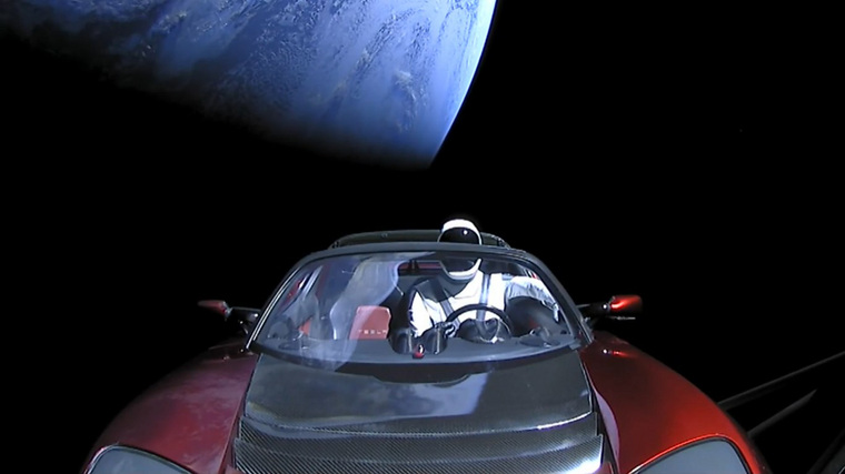 На борту ракеты находится автомобиль Tesla Roadster, за рулем — манекен астронавта