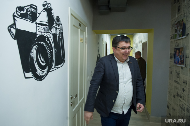 Неизменный пресс-секретарь минздрава Константин Шестаков пока бережет нового министра