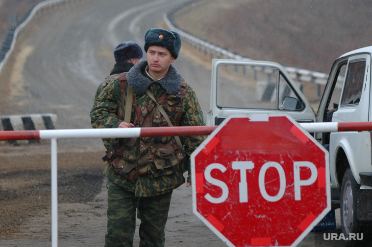 Таможенный пост Бугристое Троицкий район Челябинской области. Граница Россия - Казахстан. Архив 2007. Троицк, знак стоп, пограничник, граница, стоп